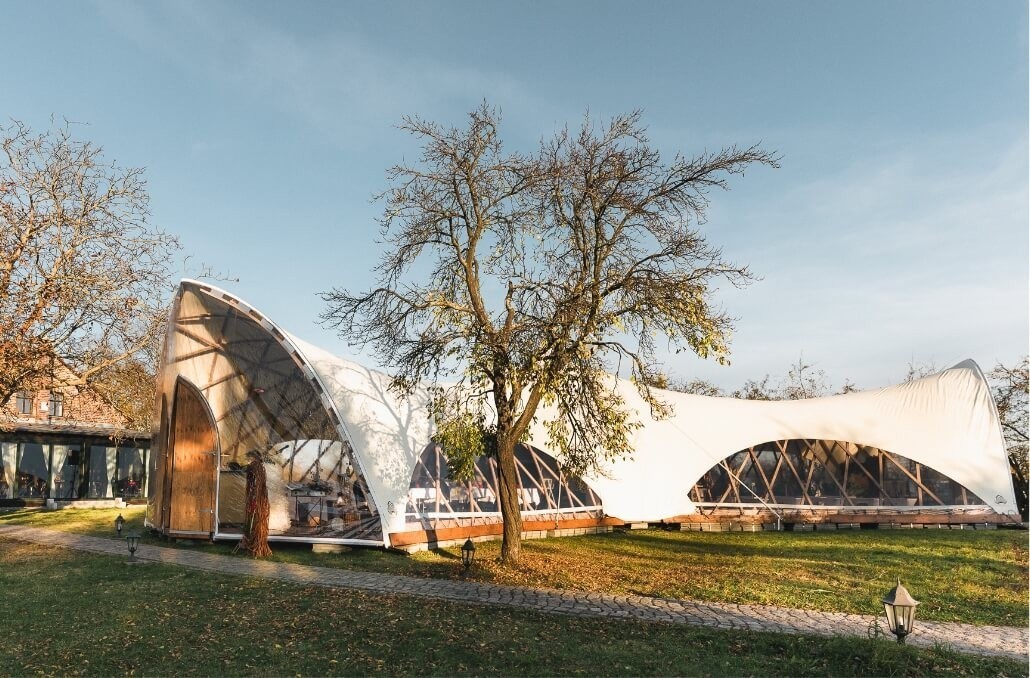 Pavillon für Gastronomie, Restaurant, Bar und Hotel STROHBOID